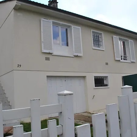 2 Bed House Near Disneyland Paris アパート *